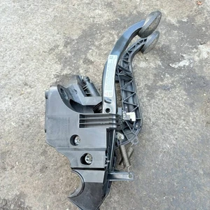 2017  BMW X1 F48 GENUINE OEM BRAKE & CLUTCH PEDAL ASSEMBLY 6860677 - Picture 1 of 15