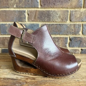 Dansko Sable Brown Leather Wood Wedge Peep-toe Sandal Studded Brown Size 38 - Bild 1 von 10