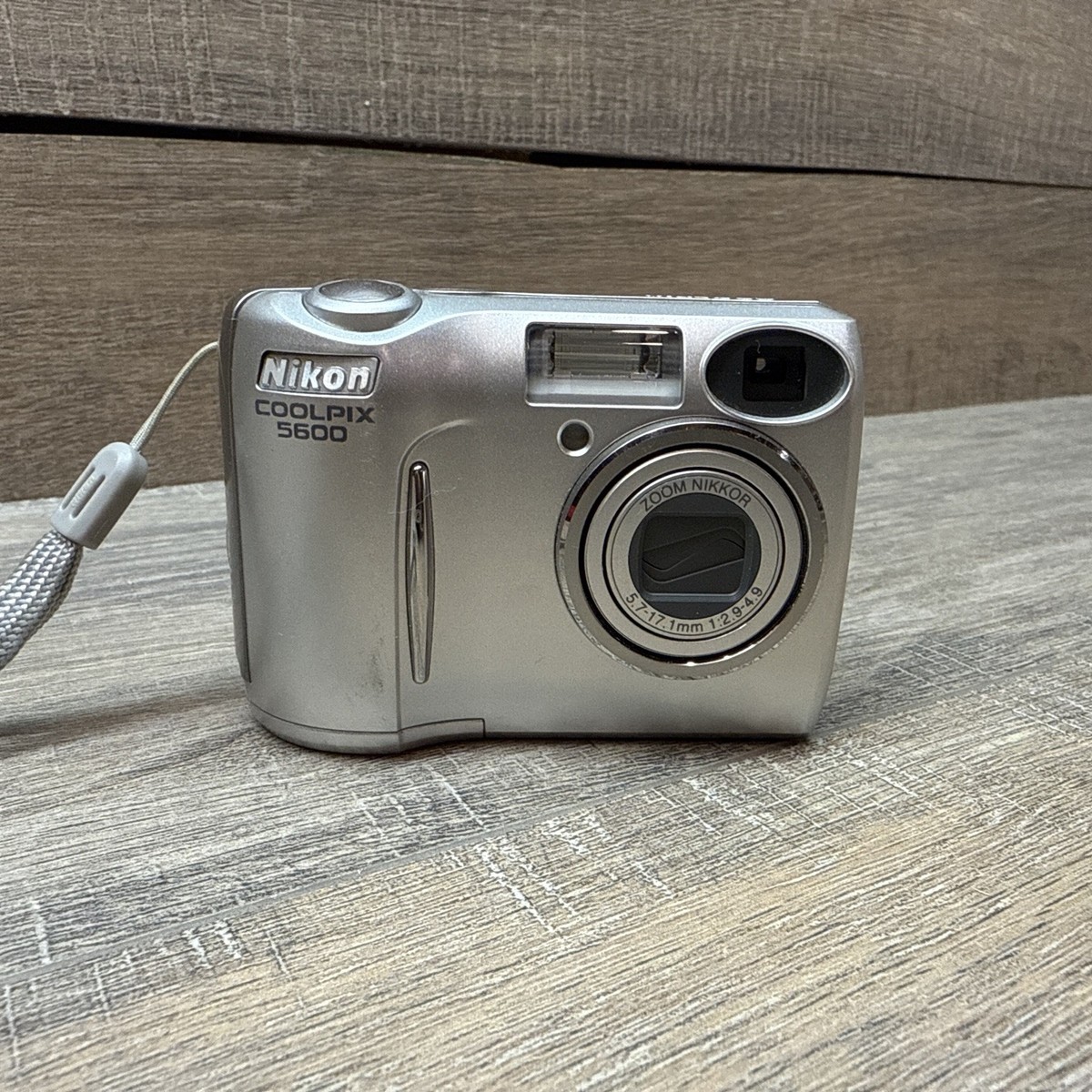 Nikon COOLPIX 5600 ニコン クールピクス（パールシルバー）