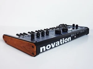 Paneles de extremo de mejillas de repuesto de roble sólido Novation MiniNova - Imagen 1 de 6