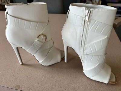 Botín de aguja blanco y dorado Foto 1 de 2