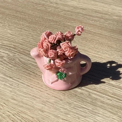 Jarrón miniatura regadera cerámica rosa con cinta decoración rosas Foto 1 de 4