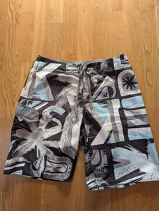 Pantaloncini da tavola uomo vintage Quicksilver W30 stile bianco e nero vacanze estive  - Foto 1 di 11