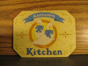 "Maryann's Kitchen" gepresste lithographierte Blechdose heiße Matte Wandrelief mit Gänsen - Bild 1 von 4