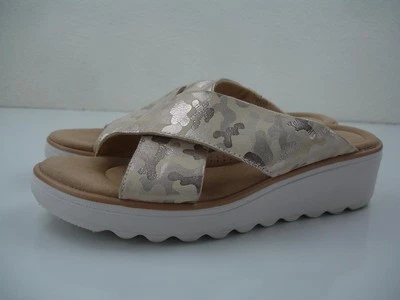 Sandalias Clarks Para Mujer Talla 7 M Metálicas Arena Camufladas Cuero Jillian Gema Cuña Deslizable Foto 1 de 4
