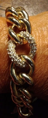 Pulseira de elos pesados tom dourado cristal acento fecho alternador Victoria Secret Wings - Imagem 1 de 4