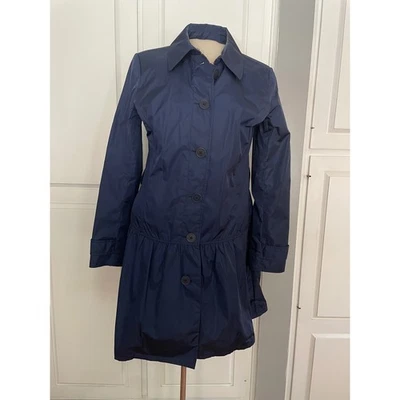 Gabardina Brooks Brothers roja polar azul marino con cinturón falda con volantes talla 8 Foto 1 de 4