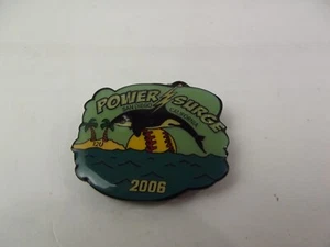 2006 San Diego CA Power Surge Softball Team Pin SeaWorld Shamu - Bild 1 von 3
