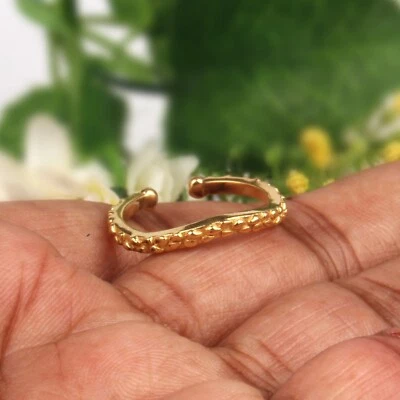 Banda de cuentas enchapada en oro de 18 quilates anillo Chevron banda apilable ondulada joyería sin níquel Foto 1 de 4