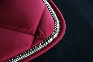 EQuest Schabracke Dressur Bordeaux, elegante Kordel, Strass, ein Hingucker - Bild 1 von 3