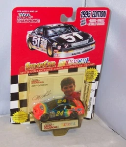 1:64 RACING CHAMPIONS 1995 RED CARD STOCK CAR #24 DUPONT JEFF GORDON NIP - Picture 1 of 2