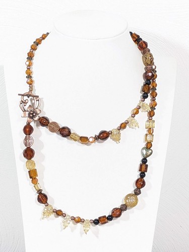 VETEMENTS Collana con perline acriliche sfaccettate marrone foglia cuore a strati 16 pollici