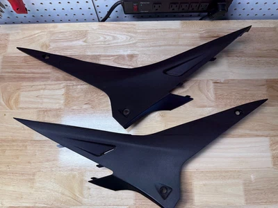 Aprilia Tuono V4R 2012 paneles laterales debajo del asiento Foto 1 de 4