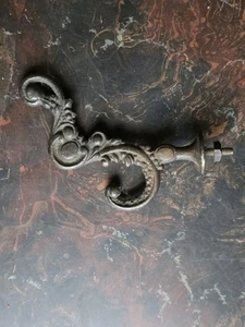 Gancho para abrigo vintage decorativo victoriano de hierro fundido decoración pátina rústico 41/2" - Imagen 1 de 3