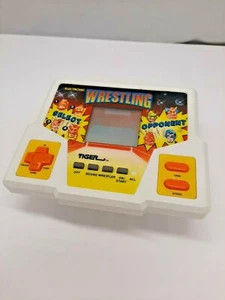 VIDEOGIOCO TASCABILE ARCADE WRESTLING ELETTRONICO PORTATILE TIGER ANNI 90 VIAGGIO LCD GIOCATTOLO - Foto 1 di 8