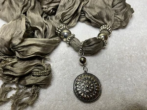 Schal Salbei Grün Silberton Anhänger Boho Vintage - Bild 1 von 2