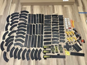 Lote de 130 piezas de Tyco Slot Car Track, recto, curva, bancado, cambiador de carril - Imagen 1 de 9