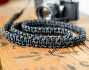 Cinturino per fotocamera intrecciato nero mimetico di apmots - reflex a spalla Paracord - Foto 1 di 7