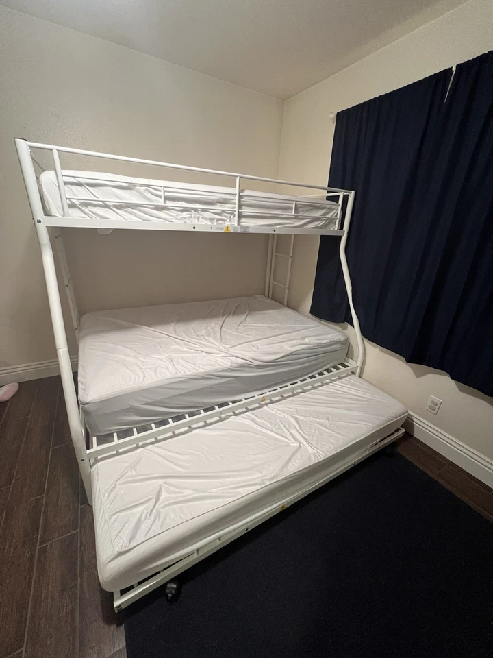 Litera completa doble con tercera cama nido extraíble para niños Foto 1 de 4