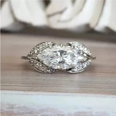 Anillo de compromiso de diamantes de corte marquesa de 2,50 quilates enchapado en oro blanco de 14 quilates Foto 1 de 4