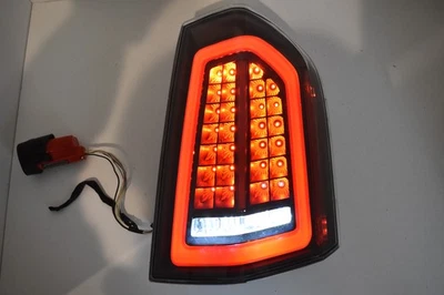 11 014 Chrysler 300 Pasajero Secuencial Luz Trasera Derecha Conjunto Sedán LED OEM Foto 1 de 4