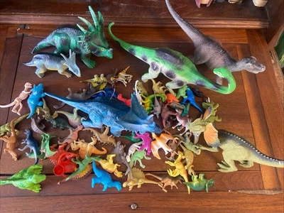 Lote de 2 libras de dinosaurios de plástico de todo tipo, más 55 animales Foto 1 de 4