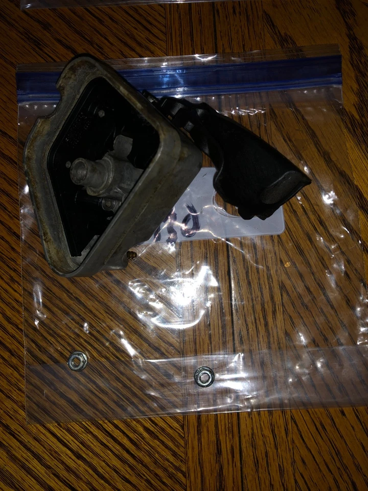 STIHL FS130 FS100 FS90 FS 110 FILTRO DE AIRE BASE MONTAJE CON TUERCAS OEM Foto 1 de 1