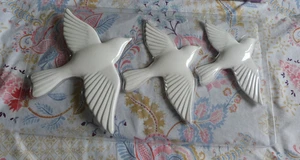 VINTAGE CERAMIC FLYING BIRDS WALL ART X3 WHITE BY COLIN AND JUSTIN IN BOX 1990s - Picture 1 of 14