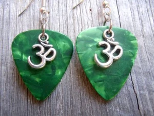 Pendientes púas de guitarra Ohm Charm con auriculares de acero quirúrgico - Imagen 1 de 24