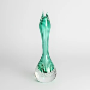 Jarrón sueco de vidrio curvo Kosta Vicke Lindstrand Sweden 1950-60 verde blanco - Imagen 1 de 5