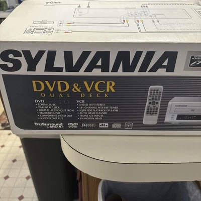 Combo reproductor de DVD/VCR Sylvania SSD800 VHS doble cubierta ¡Nuevo!!  Foto 1 de 4
