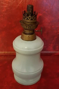 Graziosa Lampada Petrolio IN Opalina Blu - Foto 1 di 3