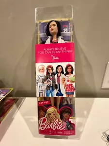 Barbie Haustier Tierarzt Karriere Puppe mit Welpen Patient "Du kannst alles sein" NEU VERSIEGELT - Bild 1 von 3