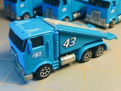 ИНДИВИДУАЛЬНЫЙ рамповый грузовик Hot Wheels, Ричард Петти 1971 Plymouth Team 1:64 - Изображение 1 из 4