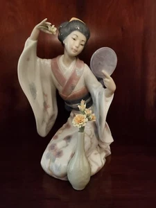 LLADRO GEISHA GIRL FIGURINE # 6748 "BELLEZA ORIENTAL MIRROR, MIRROR..."- NIB - Picture 1 of 12