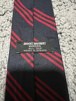 Corbata vintage Brooks Brothers Makers roja negra a rayas seda EE. UU. Preppy Foto 1 de 4