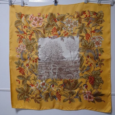 Salvatore Ferragamo Bufanda Grande Seda 87cm 34′′ Cuadrado Pájaro Amarillo Foto 1 de 4