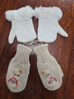 Dos pares de guantes vintage para niños pequeños, uno con ribete de piel Foto 1 de 4