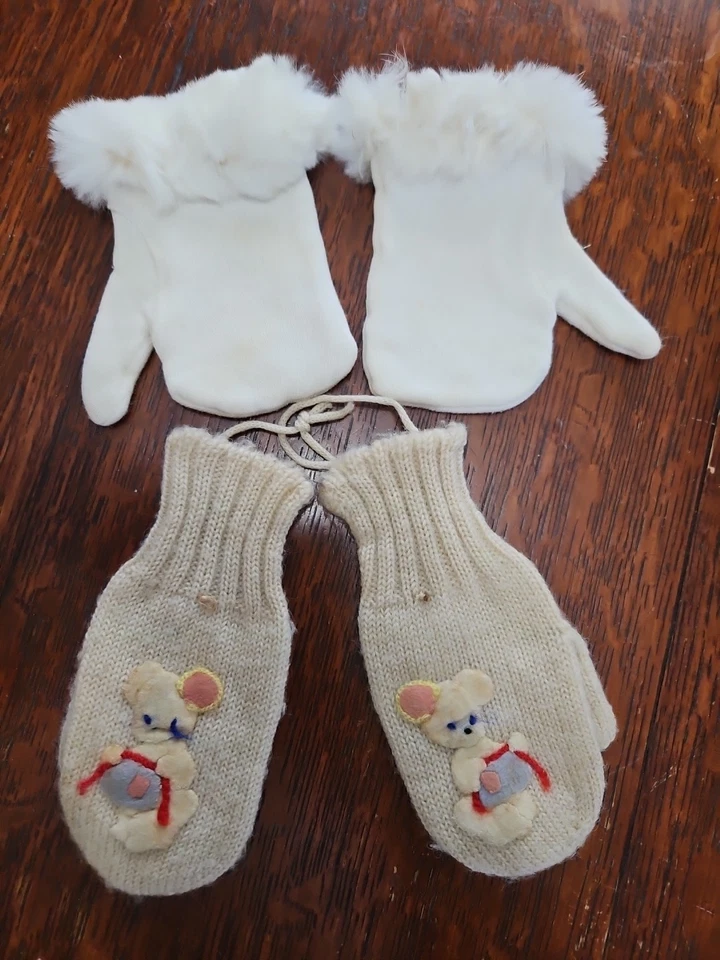 Dos pares de guantes vintage para niños pequeños, uno con ribete de piel Foto 1 de 4