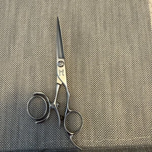 Hattori Hanzo Ayako HH-3 Stylist Swivel-Thumb Shears 5.5 Inch Length - Picture 1 of 2