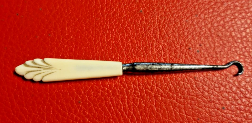  ancien crochet de bottine en os  XIXème - Photo 1/2