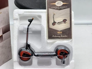 Hallmark Kiddie Car Classics Sidewalk Cruisers 1939 Garton Batwing Scooter  - Imagen 1 de 4