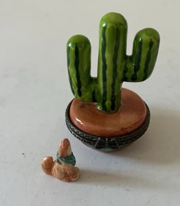 Caja de baratija de porcelana estilo limoge cactus con baratija de lobo aullante - Imagen 1 de 4