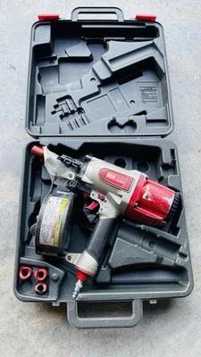 Pistola de clavos neumática de alimentación automática MAX CN-650M para hormigón acero con estuche Foto 1 de 3