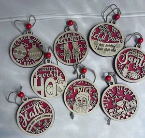 Divertidos adornos traviesos hechos a mano 4" madera dos capas rojo - Imagen 1 de 18