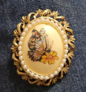 Broche colgante de colección estilo victoriano estilo mariposa resina marco dorado - Imagen 1 de 2