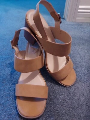 Sandalias de tacón Soda talla 9,5 beige con tiras punta abierta Foto 1 de 4