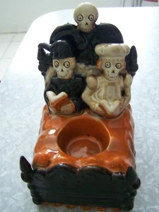 YANKEE CANDLE 2010 BONEY BUNCH Couple In Bed Halloween Tealight Holder - Picture 1 of 4