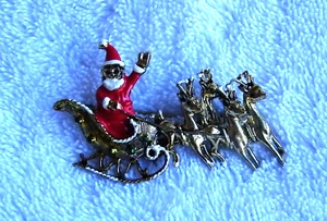Prendedor de Navidad vintage esmaltado sobre metal Papá Noel en trineo reno - Imagen 1 de 2