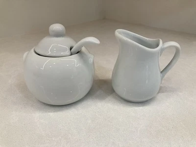 Azúcar BIA Cordon Bleu porcelana blanca con tapa y cuchara, con jarra pequeña Foto 1 de 4